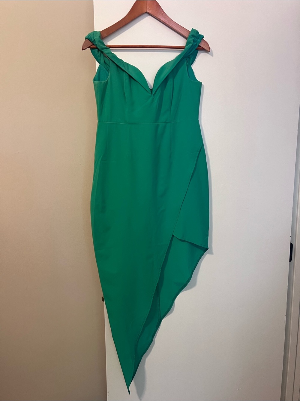 L'ATISTE Emerald Green Asymmetrical One-Shoulder Dress